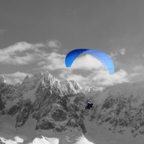 Un biplace parapente face au massif du mont-blanc